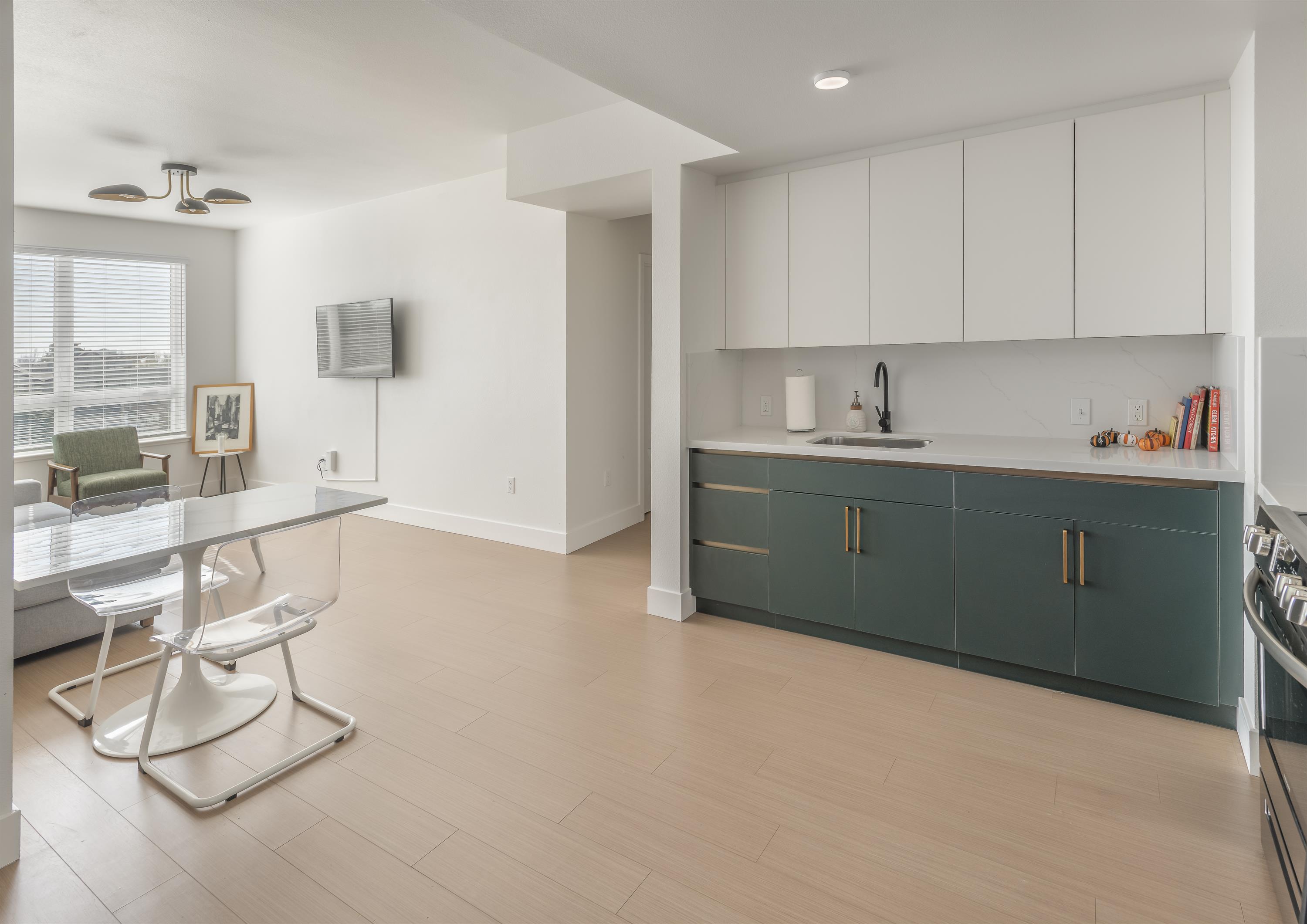 2556 Telegraph Ave. -205